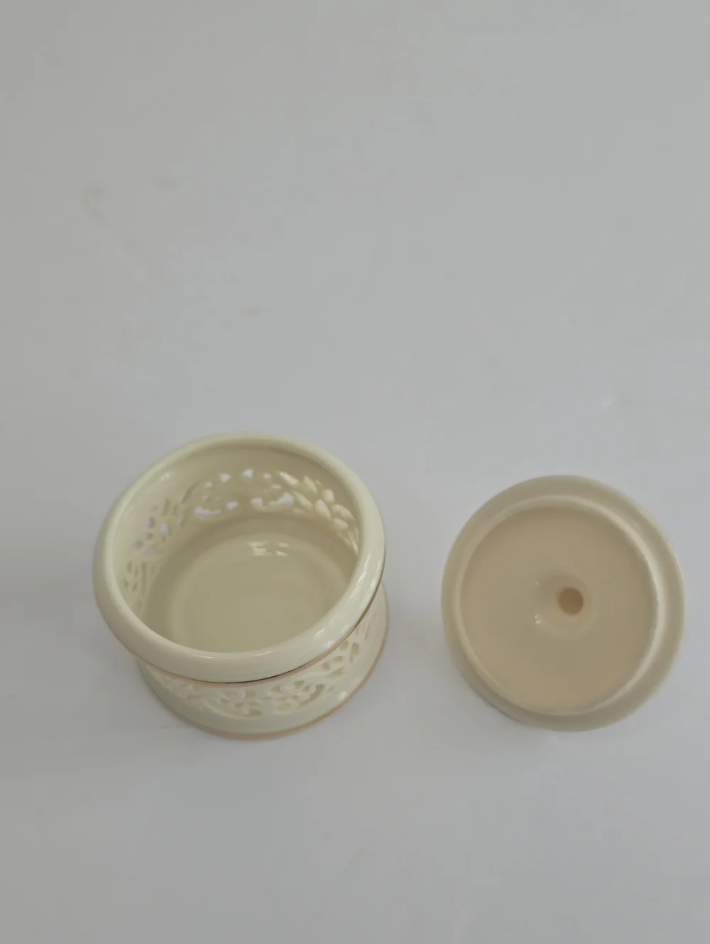 Lenox Pierced China Votive Tea Light Candle Holder With Lid Gold Trim Off White